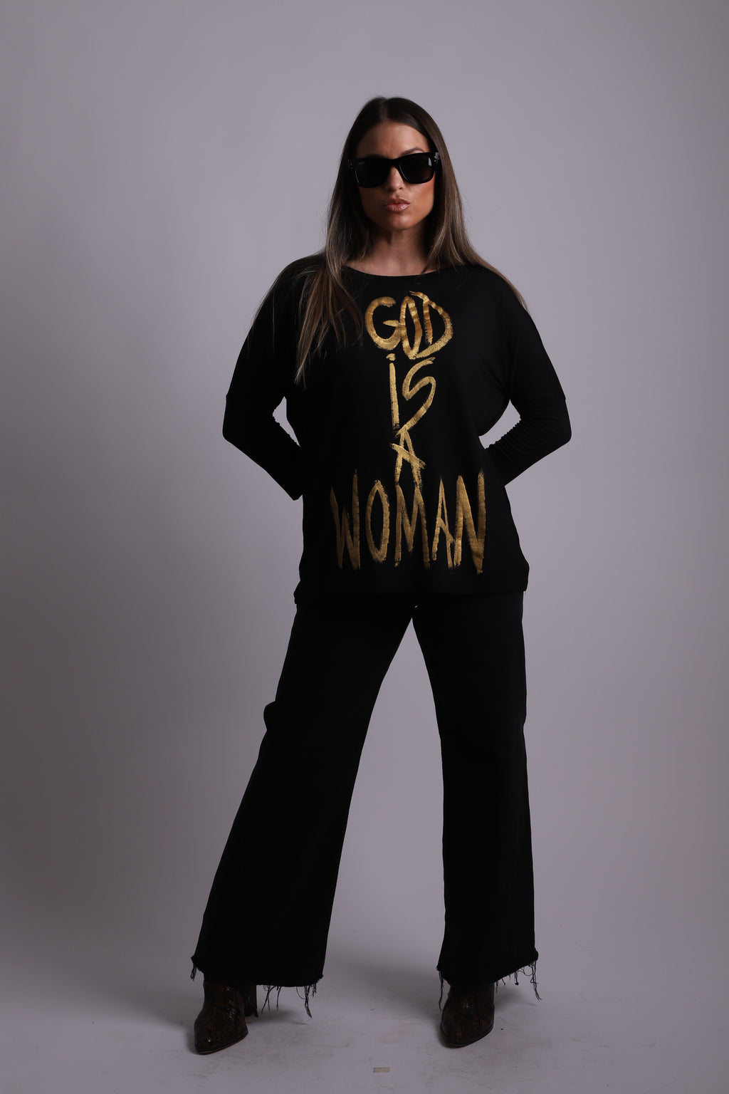 Camiseta "God is a Woman"