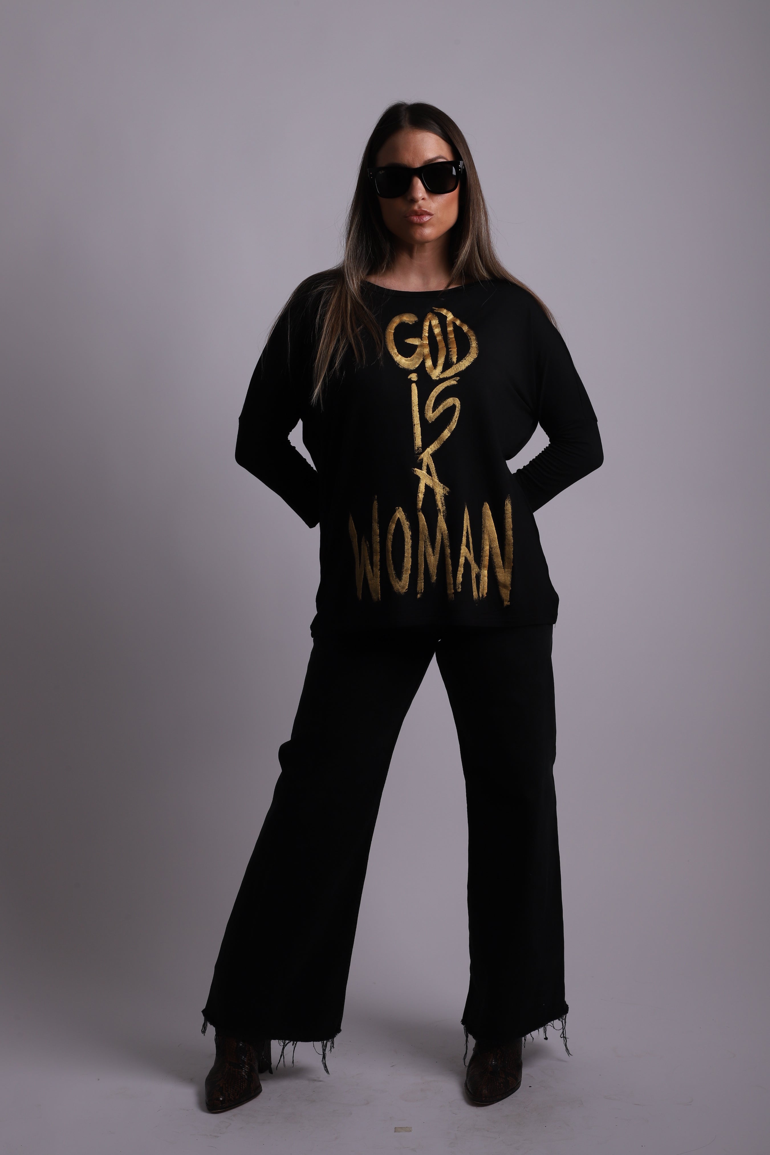 Camiseta "God is a Woman"