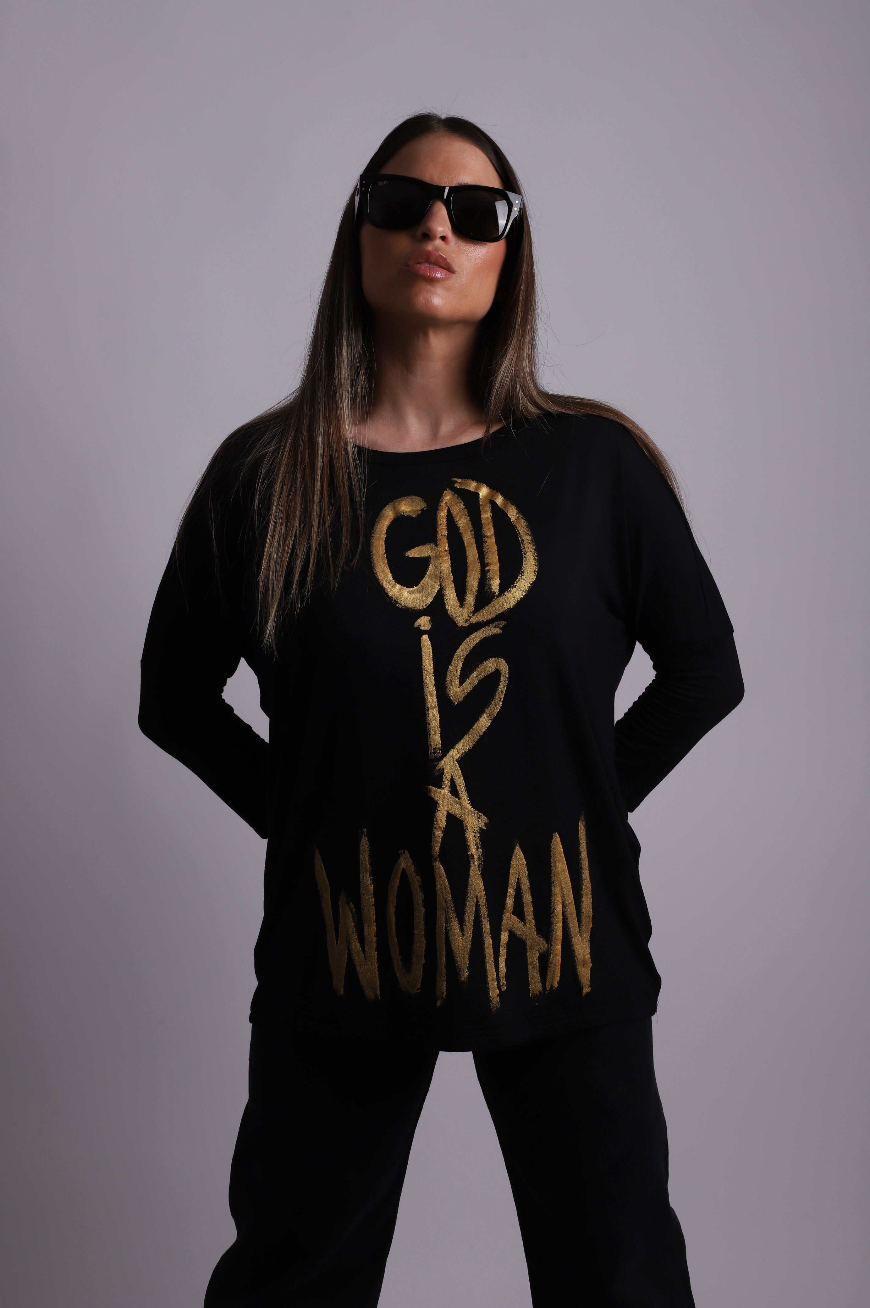 Camiseta "God is a Woman"